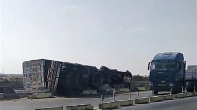 انقلاب سيارة نقل ثقيل أعلى الطريق الإقليمي بالمنوفية|صور