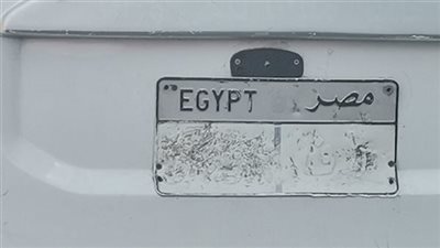 شاب يثير الجدل بطمس لوحات السيارة والحبس ينتظره لمدة 6 شهور.. فيديو