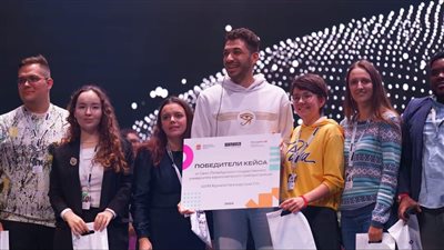 طالب جامعة حلوان يحصد جائزة أفضل مشروع في منتدى صناع الإعلام بروسيا