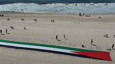 رفع علم فلسطيني عملاق على شاطئ كوباكابانا تضامناً مع غزة ضد إسرائيل