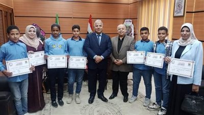 تكريم طالبات مدرسة قلمشاة الإعدادية بإطسا للمشاركة الإيجابية فى مبادرة الفيوم تتحدث