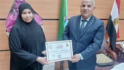 وكيل وزارة التعليم بالفيوم يكرم عمال الخدمات المعاونة