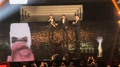 أحمد عز يهدي جائزة القاهرة السينمائي للزعيم عادل إمام 