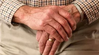 طبيب يحذر.. رعشة اليدين قد تنذرك بأمراض خطيرة