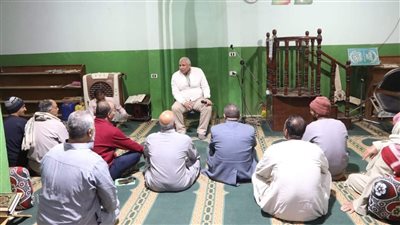 محافظ الوادي الجديد يلتقي المواطنين بمسجد التقسيم بالفرافرة