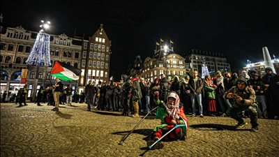 مناصرون لغزة يتحدون الحظر في أمستردام ويحتشدون 