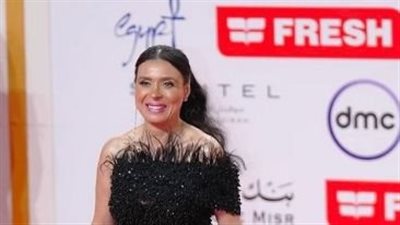الريش يزين فستان دينا في افتتاح مهرجان القاهرة السينمائي 2024