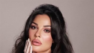  نادين نسيب نجيم تسير على خطى الأميرات في عرض أزياء إيلي صعب 