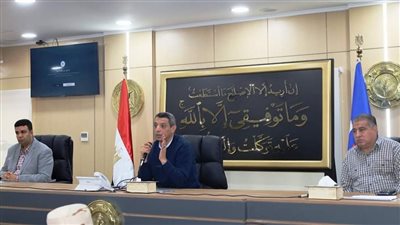 محافظ السويس يلتقي مديري المديريات والإدارات والقيادات التنفيذية