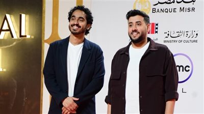 أبطال فيلم «ثقوب» السعودي يتألقون على السجادة الحمراء في مهرجان القاهرة السينمائي