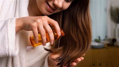 طريقة استخدام الزيوت الطبيعية لتغذية الشعر الجاف