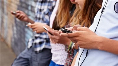 استاذ بجامعة الإسكندرية: الإفراط في استخدام التكنولوجيا كارثة للعقل البشرى 