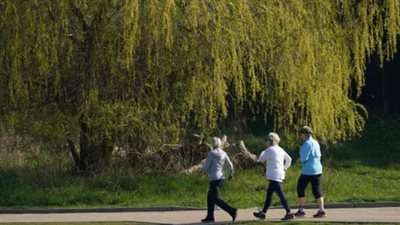 العلاقة بين المشي وطول العمر.. دراسة تكشف السر 