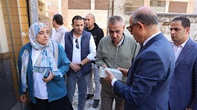 محافظ المنيا يقود حملة لغلق وتشميع  المحالات والكافيهات المخالفة 