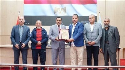 لصعوده للدوري الممتاز.. محافظ مطروح يكرّم فريق كرة القدم للصم 