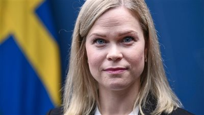 وزيرة سويدية تعاني من رهاب الموز وبعد تسريب الخبر انهالت عليها صور «Banana»