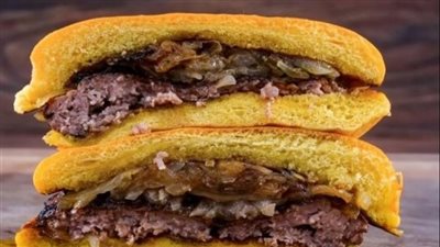 ساندويش ستيك اللحم بالبصل المقرمش