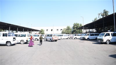 قنا| لجنة لمراجعة الحالة الإنشائية لمواقف الأجرة لتلافي الحوادث 