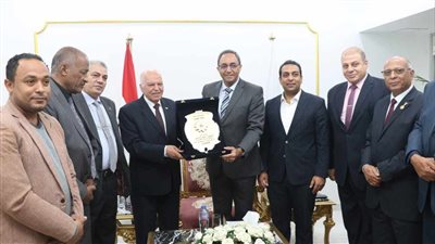 محافظ قنا يستقبل نقيب المعلمين لبحث التعاون وسد العجز