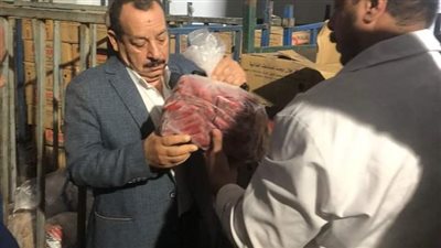 ضبط منتجات لحوم مصنعة مجهولة المصدر داخل مخزن بالعاشر من رمضان