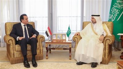 نائب رئيس الوزراء يلتقي وزير الصحة السعودي لمناقشة مستجدات التعاون المشترك