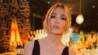 جرأة جينيفر لوبيز في الرياض تغضب شرطة الموضة