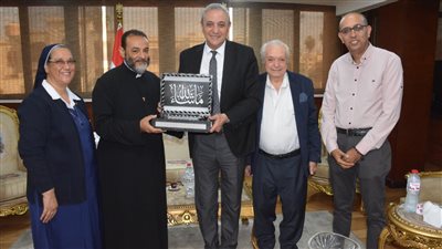 الكنيسة الكاثوليكية تهدي محافظ الغربية مصحفًا يجسد الوحدة الوطنية