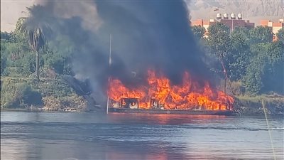 حريق يلتهم ذهبية نيلية متوقفة عن العمل بالأقصر 