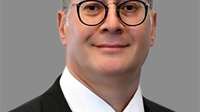 بدوي يشارك العاملين الاحتفال بالذكرى الـ 49 لعيد البترول