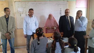 وكيل تعليم نجع حمادي يتابع انتظام الدراسة والانضباط الإداري بالمدارس
