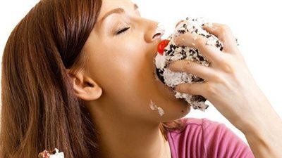 طبيبة توضح أضرار الإفراط في تناول الطعام