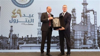 تكريم وزير العمل بدرع قطاع البترول  