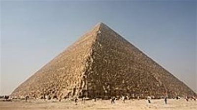 السياحة: إزالة مواد بناء غير أثرية دون المساس بجسم الهرم أو أحجاره الأصلية