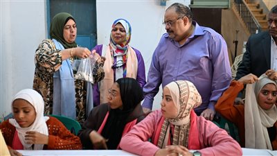 أهل مصر .. جولة جديدة من الورش الفنية والحرفية بملتقى فتيات المحافظات الحدودية بالوادي 