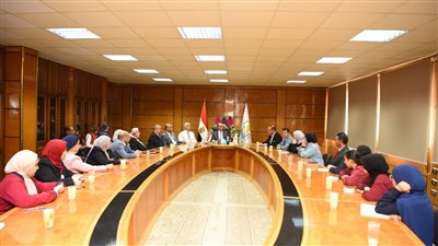 رئيس جامعة أسيوط يستقبل وفدًا من مسئولي