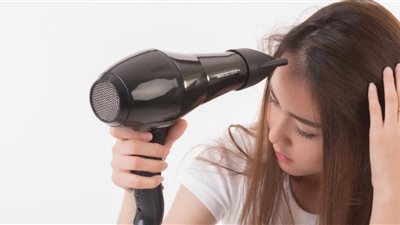مخاطر تجفيف الشعر بالمجفف يوميًا