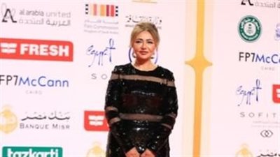 ليلى علوي تدعم أبطال عرض مسلسل 