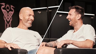 ميسي يشيد بزيدان: كان ساحرًا وأنيقًا.. أحد أعظم اللاعبين في التاريخ