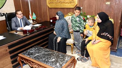محافظ المنوفية: صرف مساعدات مالية وكرسي متحرك لطفلة من ذوي الهمم