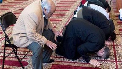 لو بتصلي على كرسي في المسجد.. انتبه لـ10 حقائق 