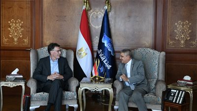 رئيس قناة السويس يبحث أوجه التعاون المستقبلي مع ترسانة IHC الهولندية