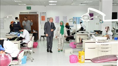 رئيس جامعة قناة السويس يتفقد مستشفى طب وجراحة الفم والأسنان