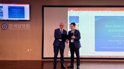 جمعية تقويم العظام الكورية الجنوبية تكرم جراح عظام بجامعة الأزهر