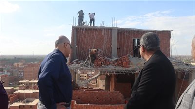 محافظ القليوبية يشهد إزالة 4 طوابق مخالفة من برج غير مرخص بطوخ