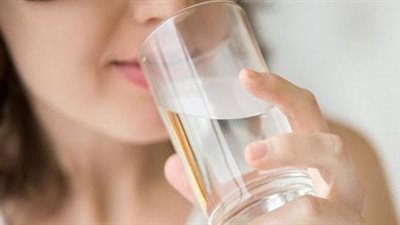 فوائد شرب الماء الدافئ صباحًا على الريق
