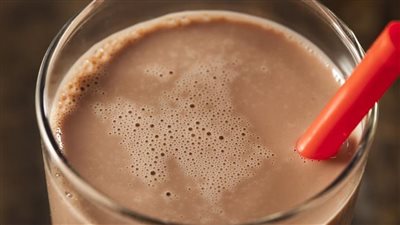 دراسة: كوب من الكاكاو يقلل التوتر ويحميك من تأثير الأطعمة الدهنية