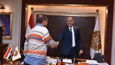 وزير العمل ينتصر لحق مواطن تعرض لتعامل غير لائق من موظف بمكتب القاهرة