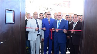 رئيس جامعة سوهاج يفتتح وحدة الميكروسكوب الإلكتروني