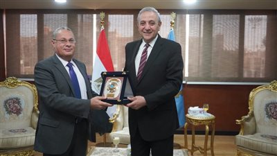 محافظ الغربية يكرم مدير الحسابات تقديرًا لجهوده في تطوير الأداء المالي