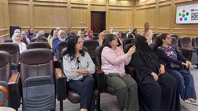 ندوة بكلية الصيدلة جامعة عين شمس عن الدقة